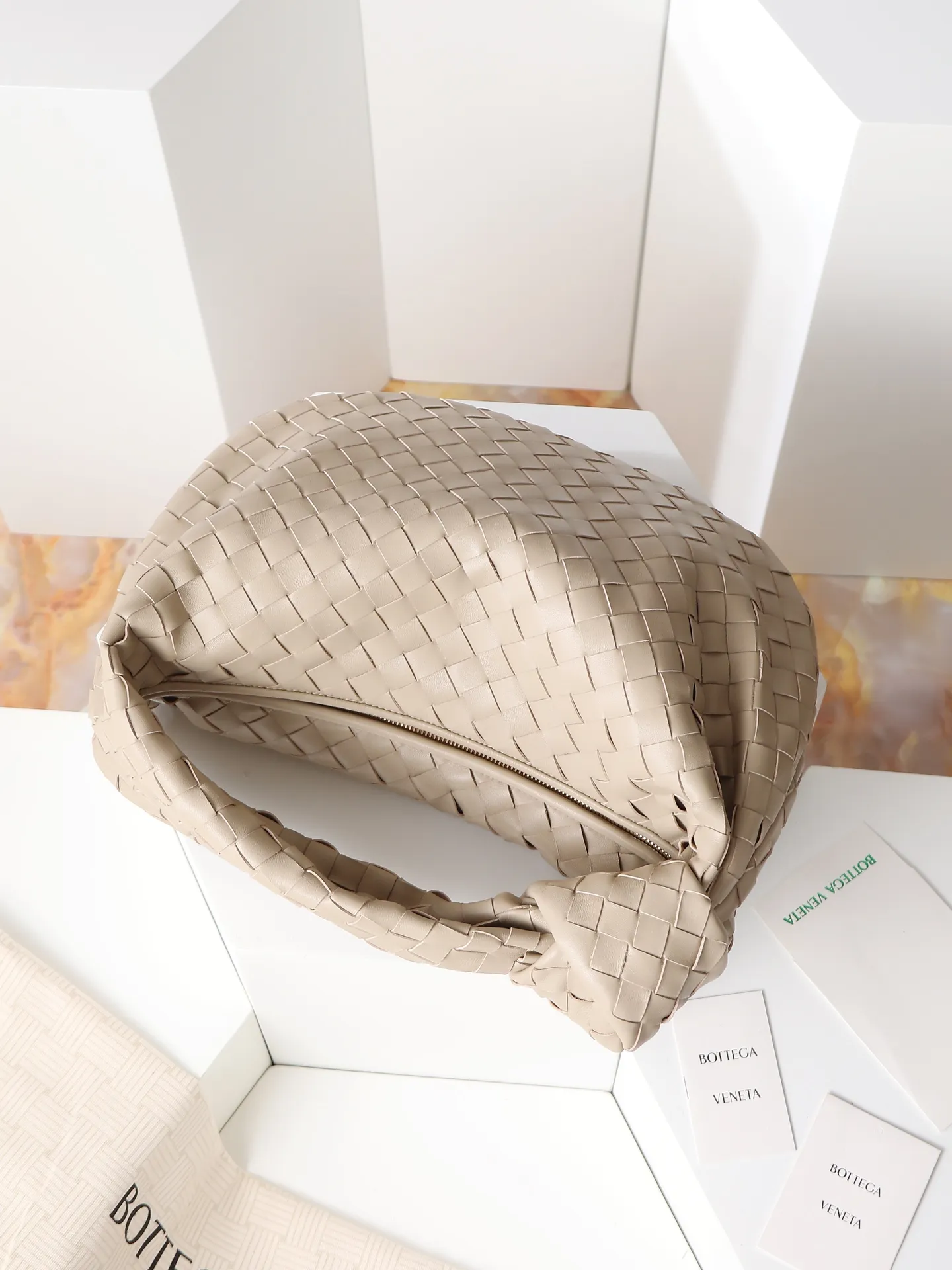 1100. 🌟𝐁𝐨𝐭𝐭𝐞𝐠𝐚 𝐕𝐞𝐧𝐞𝐭𝐚 ——— jodie (medium size) The medium size is very attractive in real life. It is firm and sturdy in the hand. The first impression is that it is particularly durable👍 You can see the well-designed knot on the handle. When carrying it on the shoulder, pay attention to the knot being placed directly under the hand. In this way, it can not only fix the position of the handbag, but also prevent the handbag from slipping due to long walks. It can easily accommodate a variety of cosmetics. In one word, it is "very easy to hold". Style number: 690225 Size: 36✖️21✖️13